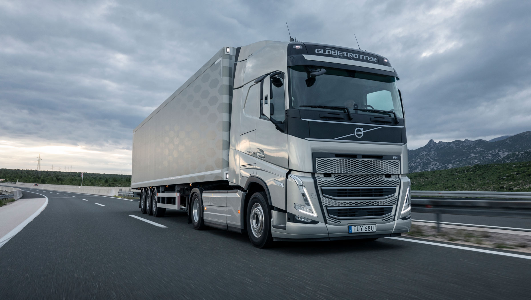 high res 08a3977 fh 4x2 semi trailer long haul on road.jpg